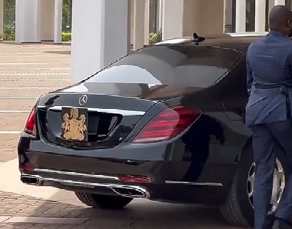 Moment Buhari Arrived At State House In Armoured Mercedes-Maybach S-Class - autojosh 