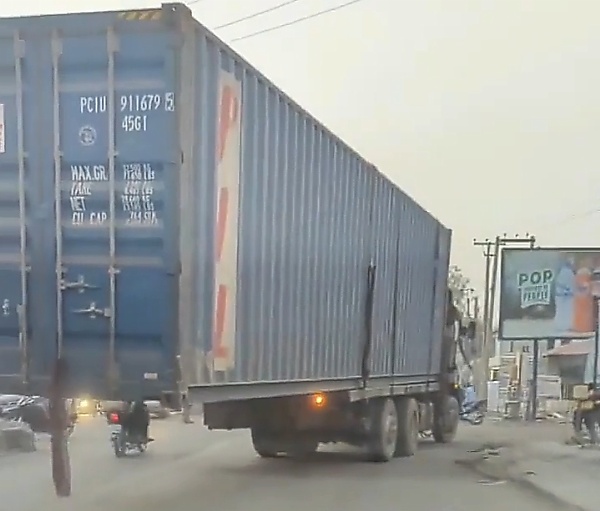 Today's Photos : Container Hanging Dangerously Behind A Truck With Missing Rear Trailer Spotted In Kano - autojosh 