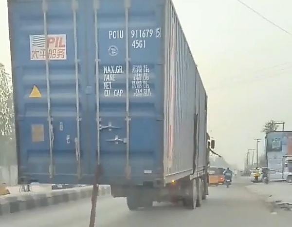 Today's Photos : Container Hanging Dangerously Behind A Truck With Missing Rear Trailer Spotted In Kano - autojosh 