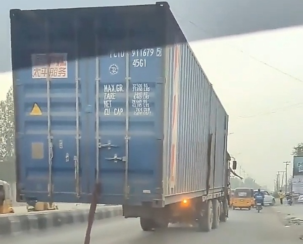 Today's Photos : Container Hanging Dangerously Behind A Truck With Missing Rear Trailer Spotted In Kano - autojosh 