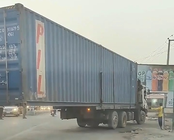 Today's Photos : Container Hanging Dangerously Behind A Truck With Missing Rear Trailer Spotted In Kano - autojosh