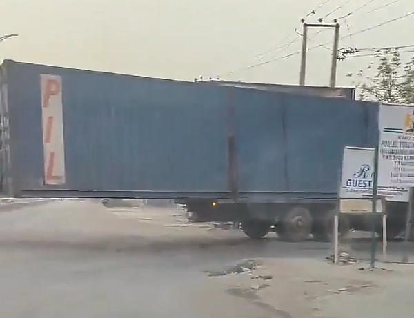 Today's Photos : Container Hanging Dangerously Behind A Truck With Missing Rear Trailer Spotted In Kano - autojosh 