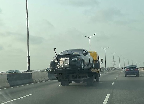 A Badly Damaged ₦200m Rolls-Royce Ghost Spotted Behind A Truck On The Nigerian Road - autojosh 