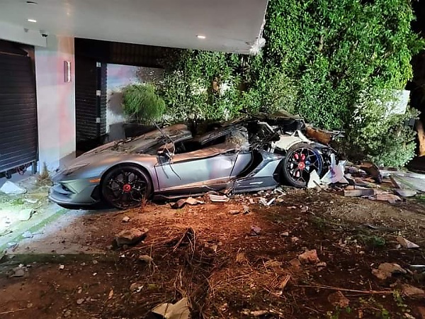 Delivery Truck Crashes Into Mansion, Destroys $1m Lamborghini, Bentley, Mercedes-Maybach - autojosh 