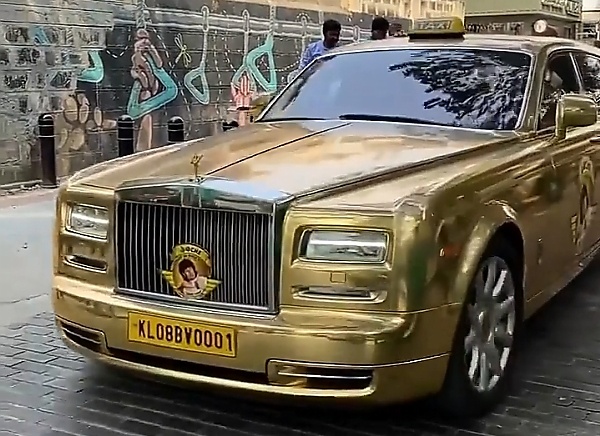 Gold Rolls-Royce Phantom “Taxi” Spotted In India, Cost ₦137,000 To Get ...