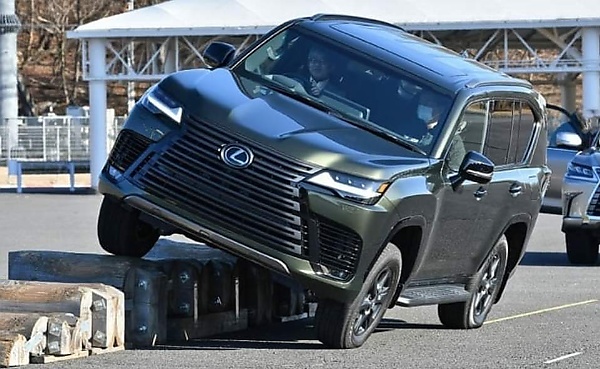 Today's Photos : Lexus LX 600 SUV Showing Off Climbing Skills - autojosh 