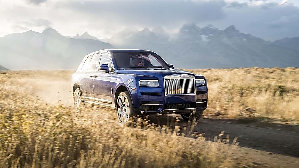 Owner Takes ₦350m Rolls-Royce Cullinan Off-road With Several Horses - autojosh 