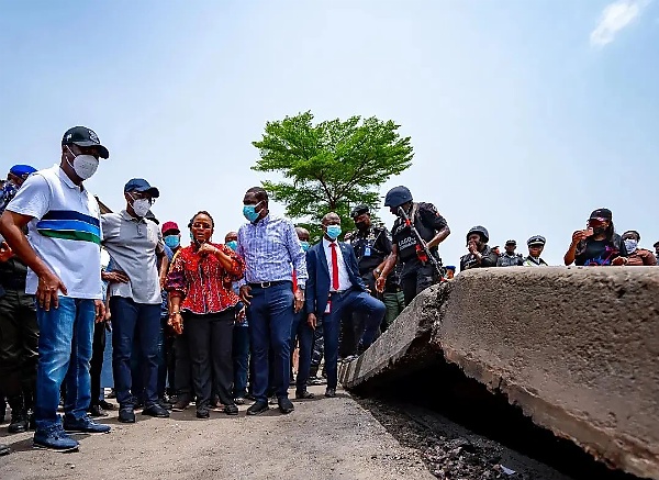 Sanwo-Olu Visits Scene Of Apongbon Bridge Fire, Says Quit Notice To Traders Will Not Be Extended - autojosh 