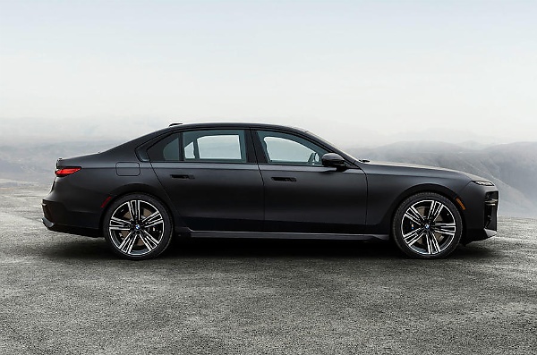 2023 BMW 7-Series Arrives With Massive 31-in Rear Screen, Electric i7 Variant - autojosh 