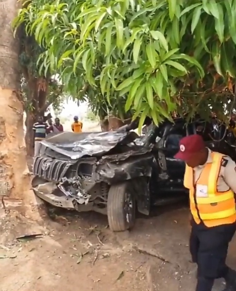 Ex-president Goodluck Jonathan Escapes Death As Two Aides Die In Auto Crash - autojosh 