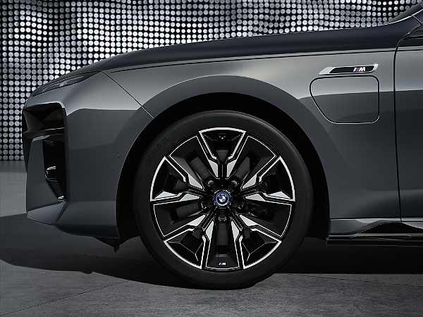 Flagship M-badged BMW M760e xDrive And i7 M70 Electric Officially Coming In 2023 - autojosh 