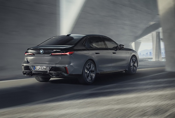 Flagship M-badged BMW M760e xDrive And i7 M70 Electric Officially Coming In 2023 - autojosh 