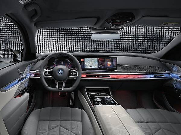 Get Into The New Range-topping BMW M760e xDRIVE - autojosh