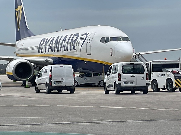 Unoccupied Renault Car Crashes Under A Boeing 737 Aircraft In Spanish Airport - autojosh 