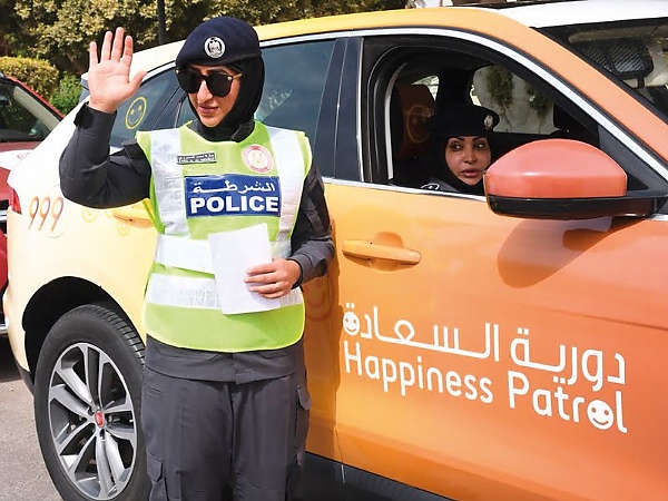 Happiness Patrol Team From Abu Dhabi Police Drops Greeting Cards On Cars On Eid-ul-Fitr Day - autojosh 