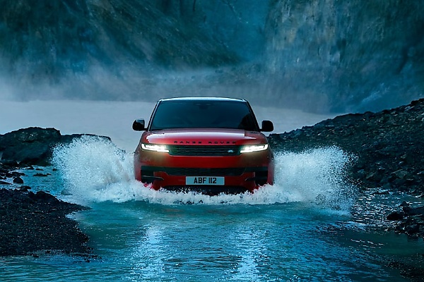 Watch James Bond Stunt Driver Take 2023 Range Rover Sport Atop A Flooded Dam - autojosh 