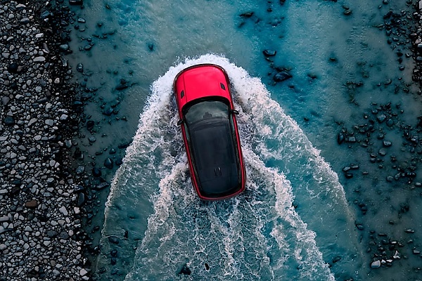 Watch James Bond Stunt Driver Take 2023 Range Rover Sport Atop A Flooded Dam - autojosh 