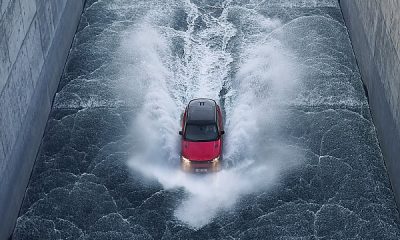 Watch James Bond Stunt Driver Take 2023 Range Rover Sport Atop A Flooded Dam - autojosh