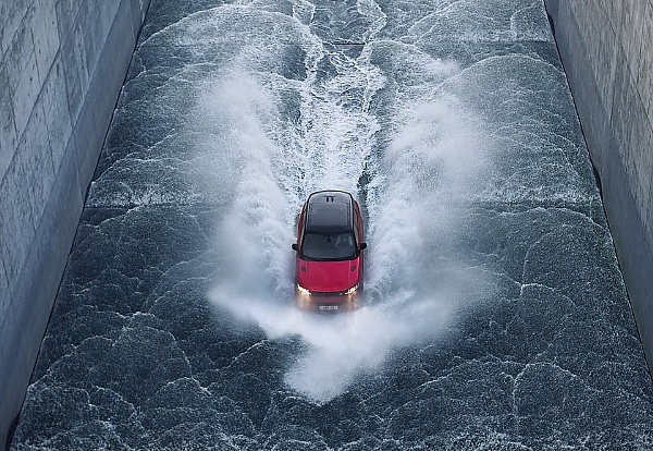 Watch James Bond Stunt Driver Take 2023 Range Rover Sport Atop A Flooded Dam - autojosh 
