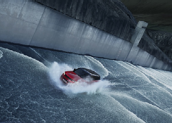 Watch James Bond Stunt Driver Take 2023 Range Rover Sport Atop A Flooded Dam - autojosh 