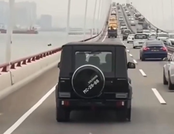 Moment A Mercedes G-Wagon Driving On A Flat Tyre Catches Fire, Reduced To Ashes - autojosh 