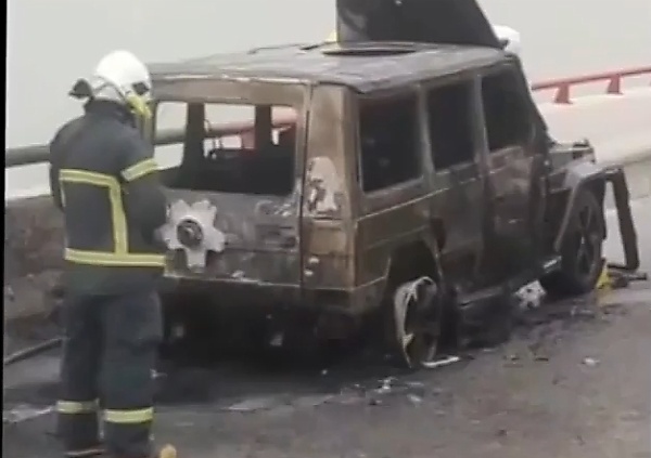 Moment A Mercedes G-Wagon Driving On A Flat Tyre Catches Fire, Reduced To Ashes - autojosh