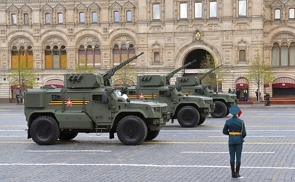 Photos : 11,000 Troops, Т-34–85 Tank, Aurus Convertible, Took Part In Russia's Victory Parade - autojosh 