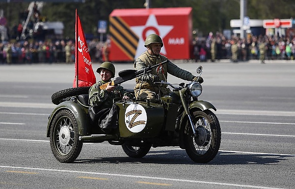 Photos : 11,000 Troops, Т-34–85 Tank, Aurus Convertible, Took Part In Russia's Victory Parade - autojosh 