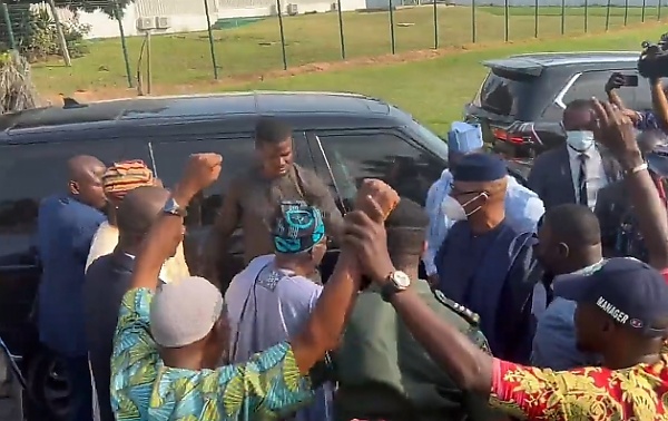 2023 Election : Moment Bola Tinubu Arrived In Ogun State In Armored Range Rover Sentinel - autojosh 