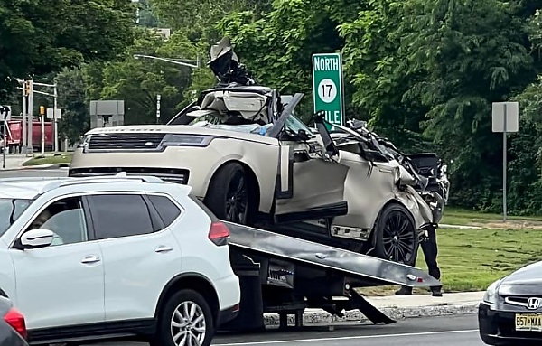 Brand New 2023 Range Rover Fell Off The Back Of A Car Carrier - autojosh 