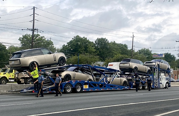 Brand New 2023 Range Rover Fell Off The Back Of A Car Carrier - autojosh 