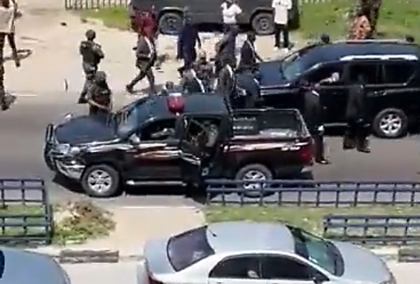 Moment Gov. Sanwo-Olu Stopped His Convoy To Arrest A ‘Military Officer’ Riding Motorcycle Against Traffic - autojosh 