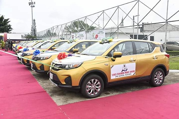 Sanwo-Olu Presents 13 SUVs To Outstanding Teachers - autojosh 