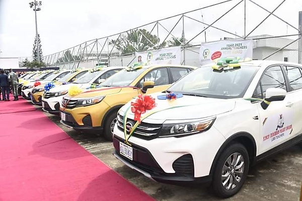 Sanwo-Olu Presents 13 SUVs To Outstanding Teachers - autojosh 