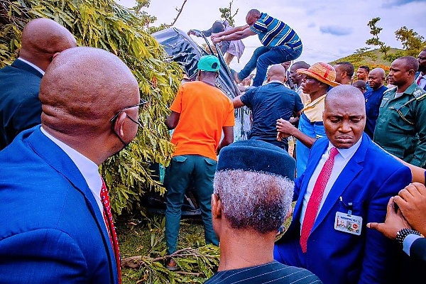 Photos : VP Osinbajo Hopped Out Of His Official Car To Help An Accident Victim - autojosh 