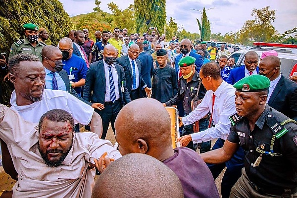 Photos : VP Osinbajo Hopped Out Of His Official Car To Help An Accident Victim - autojosh 