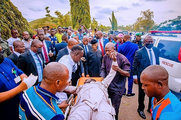 Photos : VP Osinbajo Hopped Out Of His Official Car To Help An Accident Victim - autojosh 