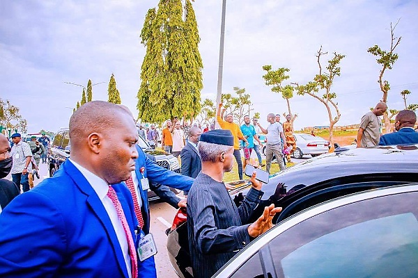 Photos : VP Osinbajo Hopped Out Of His Official Car To Help An Accident Victim - autojosh 