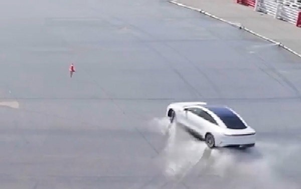China's Zhiji L7 Electric Car Drifted 43.6-km In 1 Hr 6 Mins, Breaks Guinness World Record - autojosh 