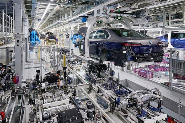 2023 BMW 7-Series And i7 Electric Sedan Rolls Off The Assembly Line In Dingolfing - autojosh 