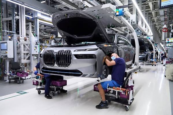 2023 BMW 7-Series And i7 Electric Sedan Rolls Off The Assembly Line In Dingolfing - autojosh 