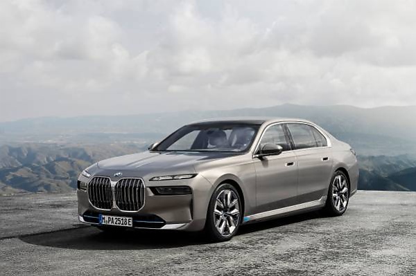 Check Out The Automatic Door Opening System In The New BMW 7 Series Flagship Sedan - autojosh