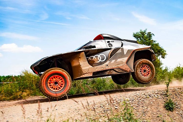 DRAG RACE : $139,900 Audi RS e-tron GT Versus $2,400,000 Audi RS Q e-tron Dakar Rallycar - autojosh 