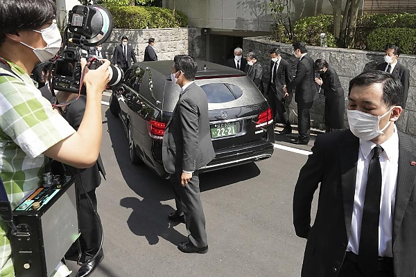 Car Carrying Body Of Assassinated Former Japanese PM Shinzo Abe Arrives At His Home - autojosh 