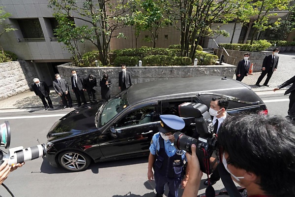 Car Carrying Body Of Assassinated Former Japanese PM Shinzo Abe Arrives At His Home - autojosh 