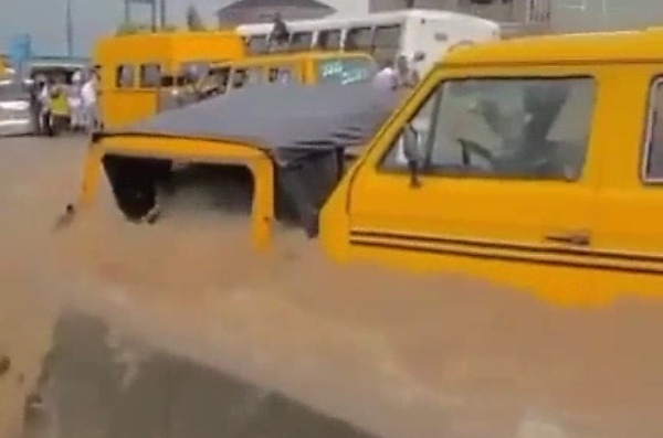 Vehicles Caught In Raging Flood Waters In Lagos Forces Passengers To Scamper For Safety - autojosh 