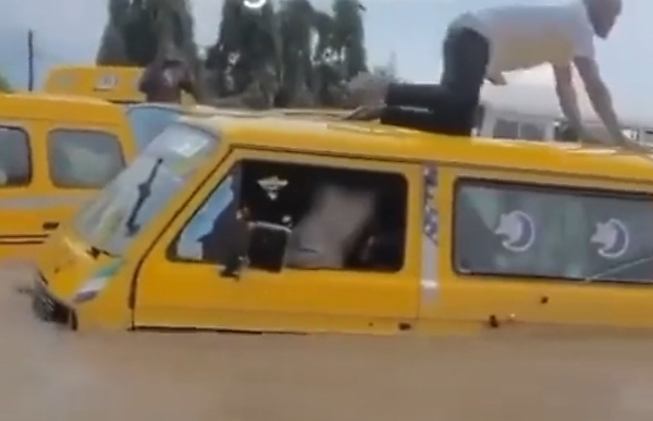 Vehicles Caught In Raging Flood Waters In Lagos Forces Passengers To Scamper For Safety - autojosh 