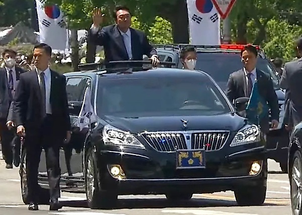 Today's Photos : Hyundai Equus Stretch Edition At The Inauguration Of South Korea's Yoon Suk-yeol - autojosh 