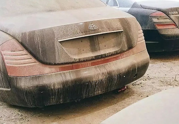 Today's Photos : Dozens Of Maybach And S-Class Sedans Abandoned In A Desert In UAE - autojosh 