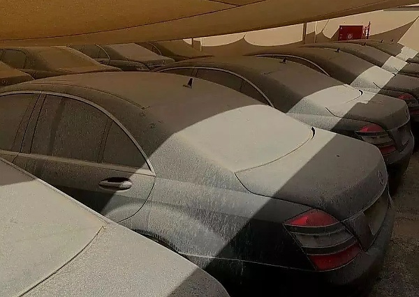 Today's Photos : Dozens Of Maybach And S-Class Sedans Abandoned In A Desert In UAE - autojosh 